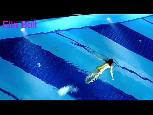❤️ म हेर्न रोक्न सक्दिन, जवान गोरा ELLA BOLT रिसोर्ट पूलमा नग्न पौडी खेल्दै समातियो ❤️ गुदा अश्लील ❤