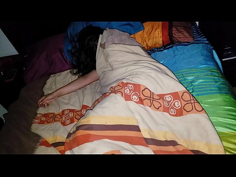 ❤️ सौतेनी आमा सुतेको बेला आफ्नी जवान सौतेनी आमालाई पिट्दै। ❤️ गुदा अश्लील ❤